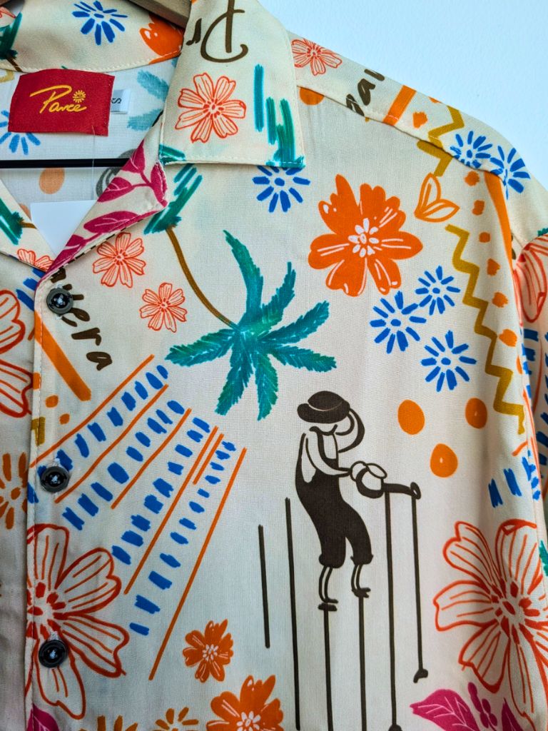 Close up view of the Parce Palm Breeze rayon hawaiian style shirt